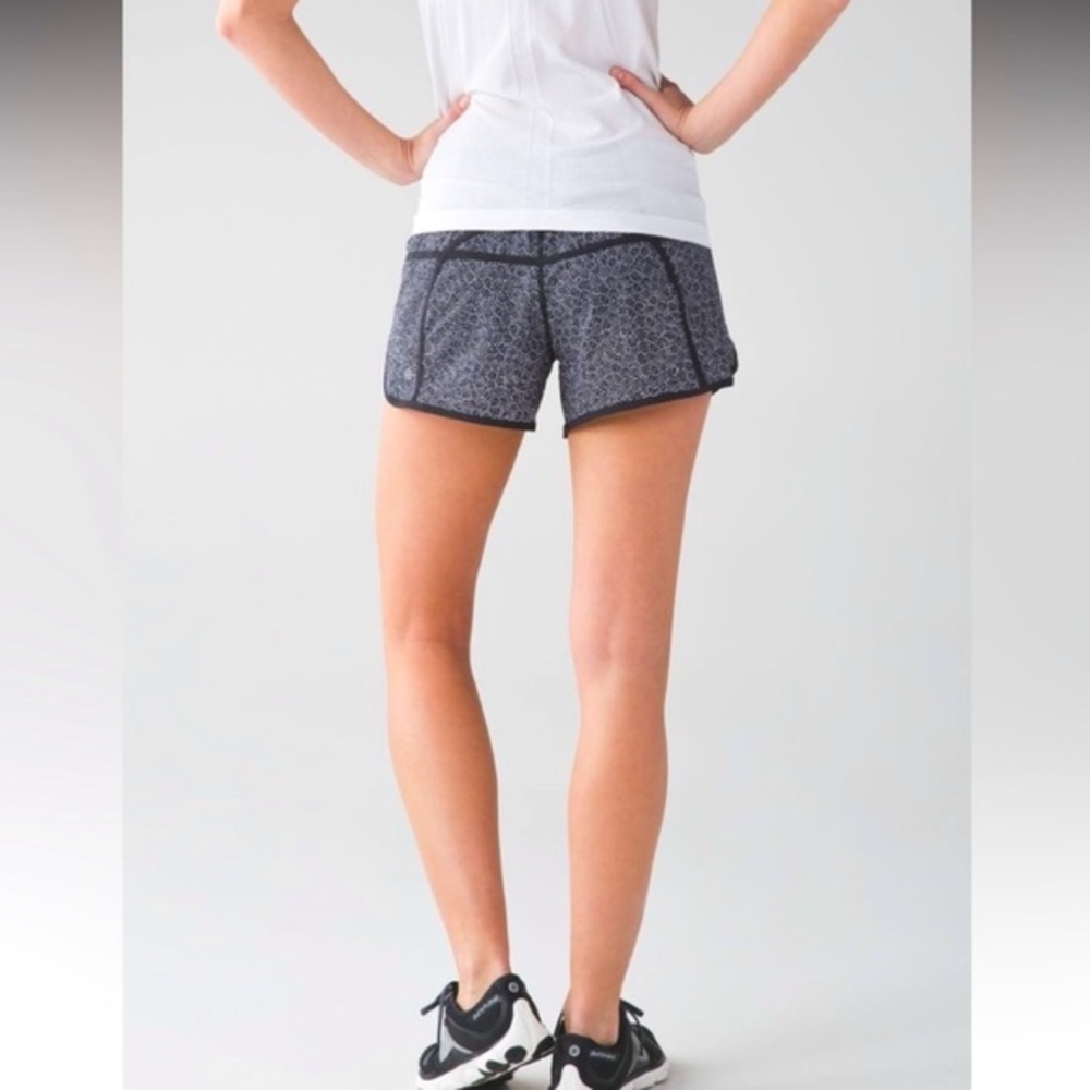 Lululemon Tracker Short IV
Freckle Flower White/Black Running Lined 4” size 4
